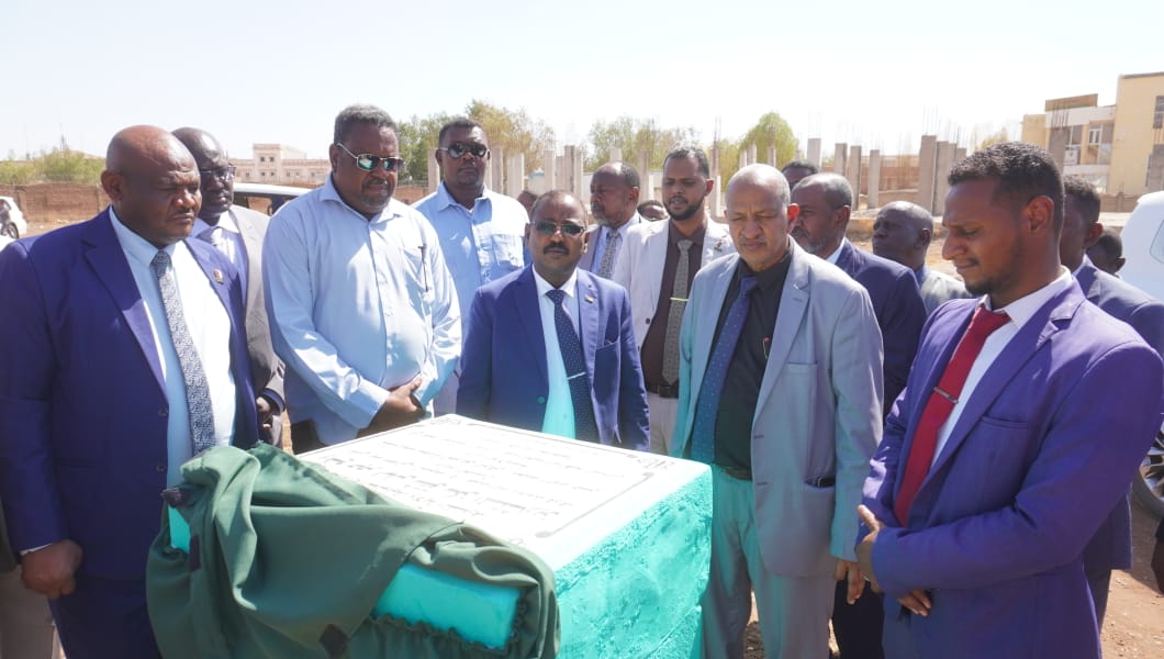 وزير العدل يضع حجر الأساس لمبنى أدارة  التسجيلات التجارية بولاية القضارف 