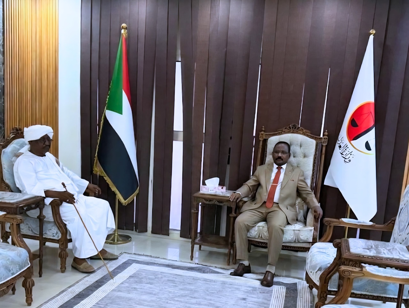 وزير العدل يلتقي برئيس  مجلس ادارة  تنظيم المنتجين الزراعيين  بهيئة حلفا الجديدة الزراعيه .