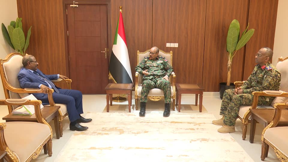 ​عضو مجلس السيادة الفريق إبراهيم جابر يطلع على سير إجراءات التقاضي الدولي