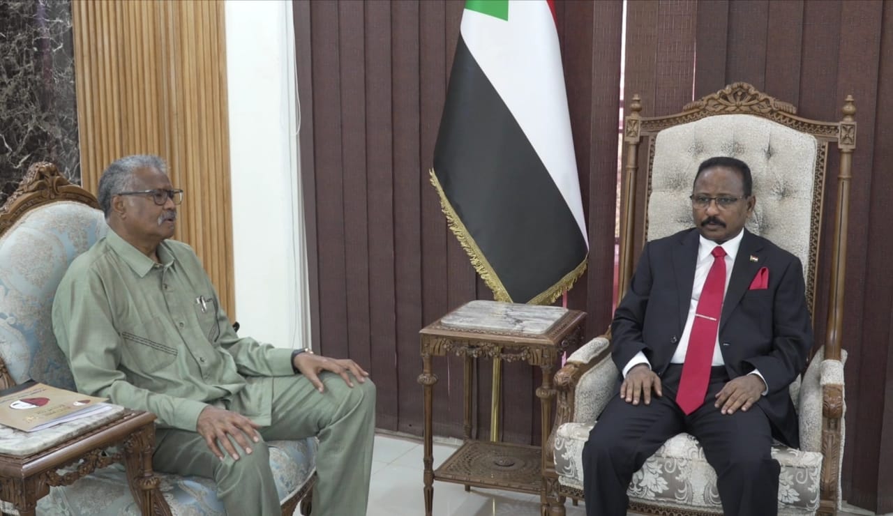 وزير العدل  رئيس اللجنة العليا لمنع التحصيل غير القانوني يلتقي بوالي ولاية القضارف 