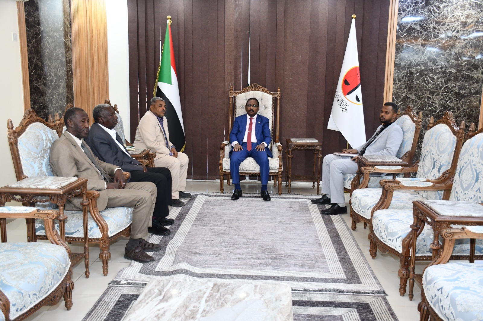 وزير العدل يُثمن  الدور الوطني لإتحاد نقابات عمال السودان 