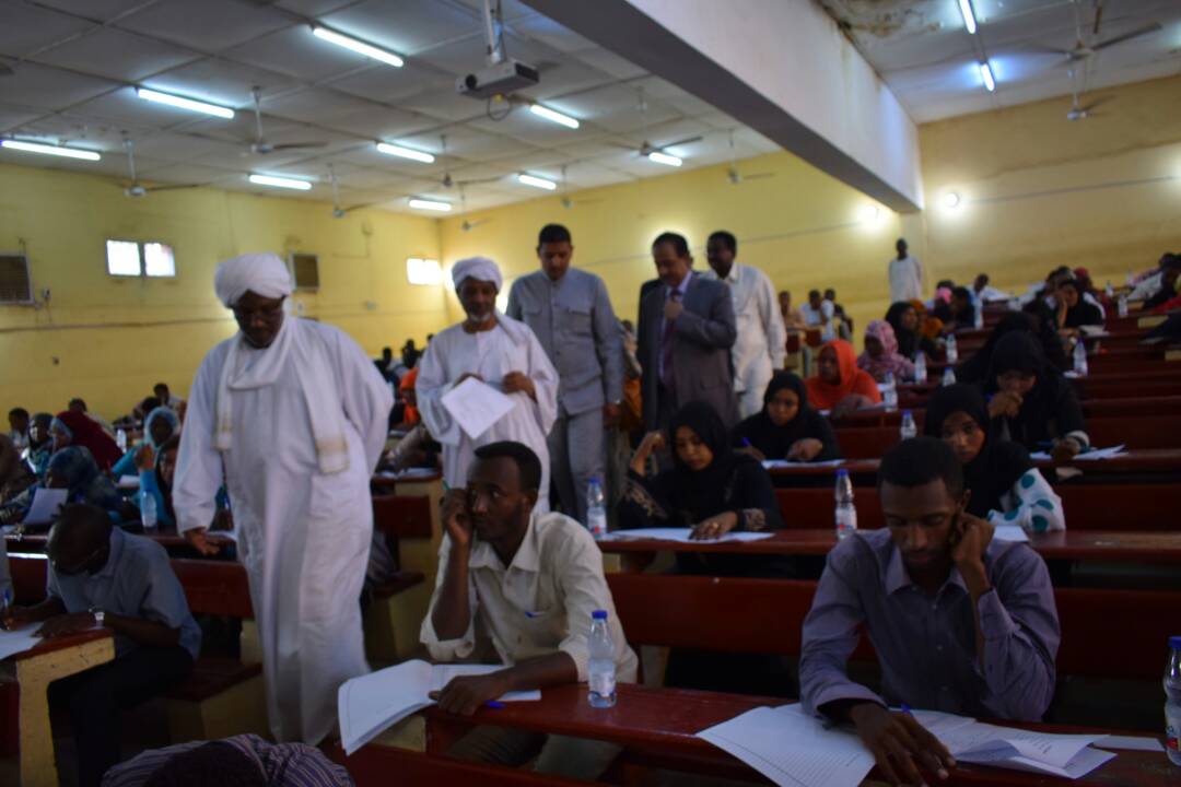 رئيس القضاء ووزير العدل يتفقدان امتحانات المعادلة 
